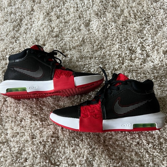 Men’s Nike Lebron Witness Basketball Shoes main image 4